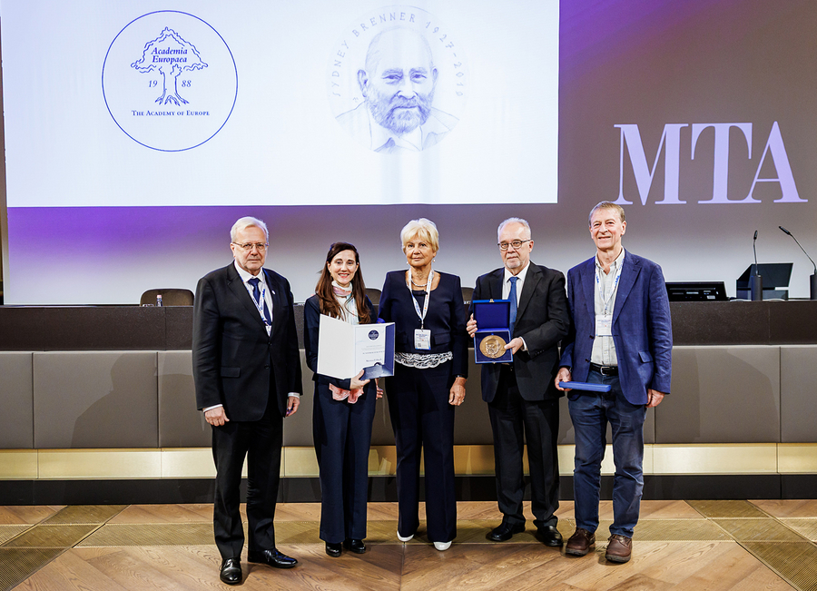 Five people during the awards ceremony on a stage, including Meritxell Huch
